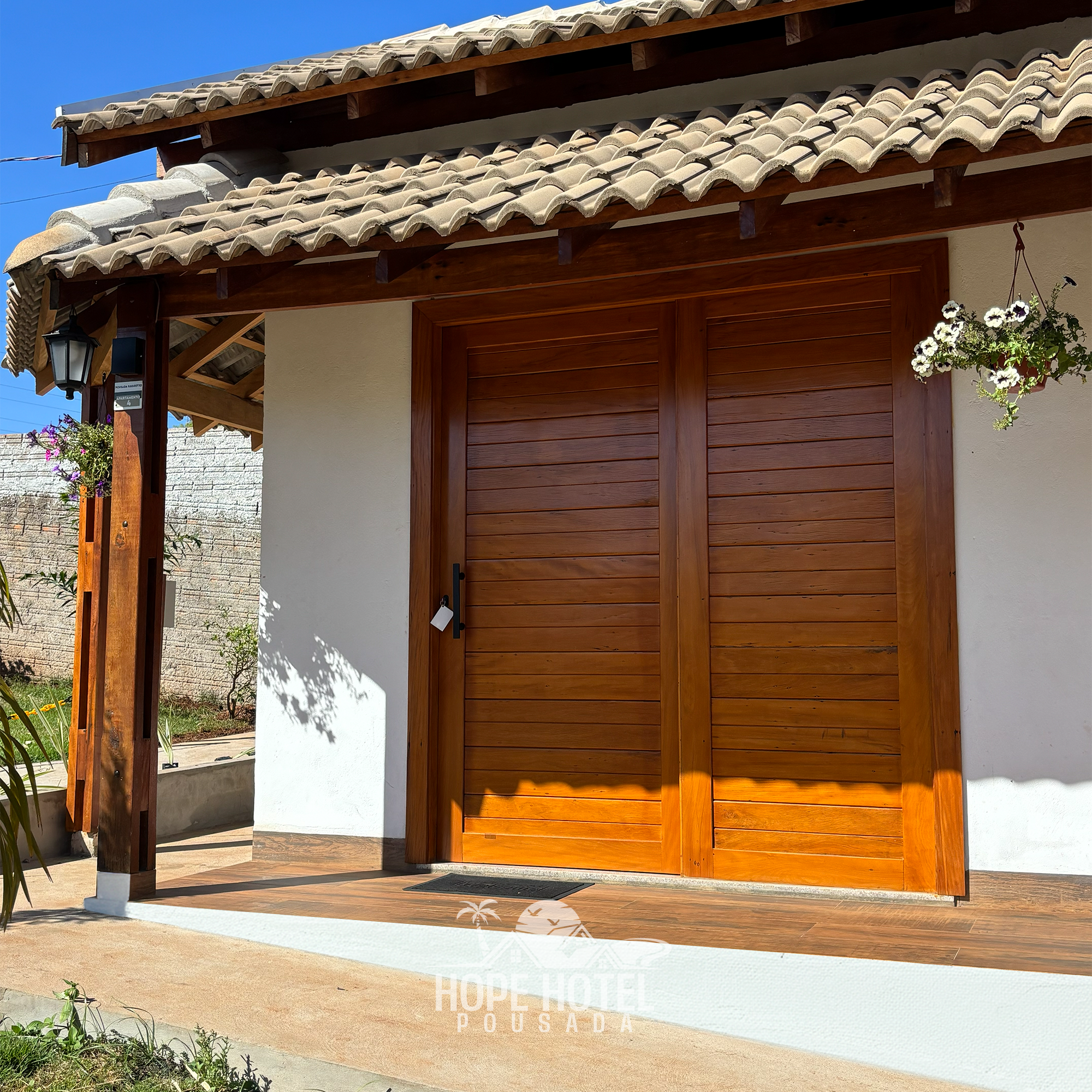 Imagem principal do quarto com duas camas de solteiro e ar condicionado.